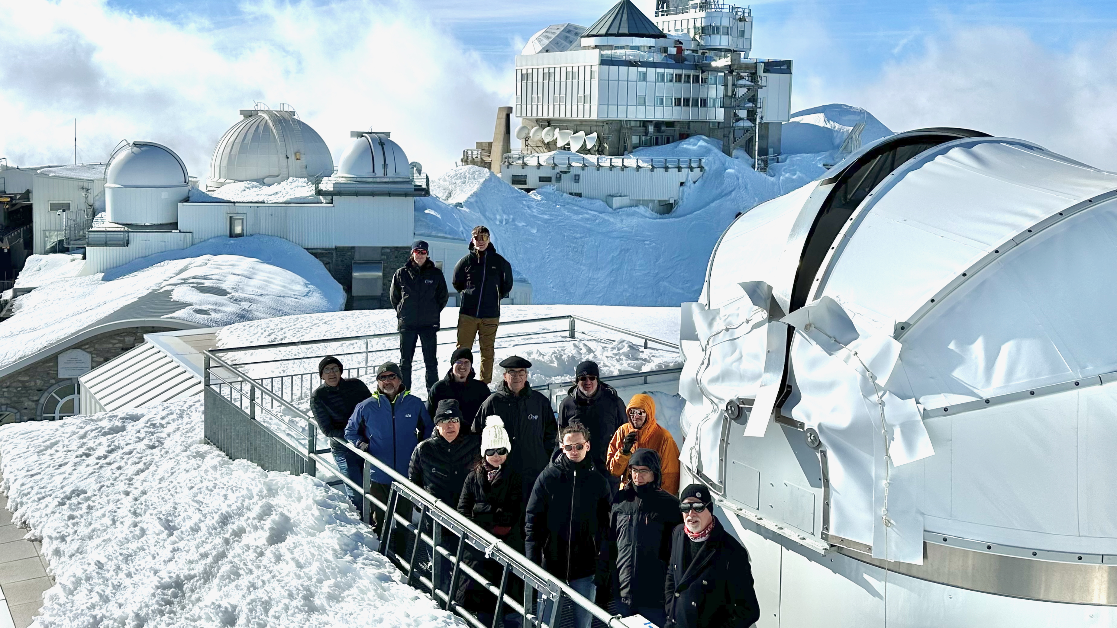 Participants au Kickoff EXTRASTEP devant le dome Venus au Pic du Midi de Bigorre