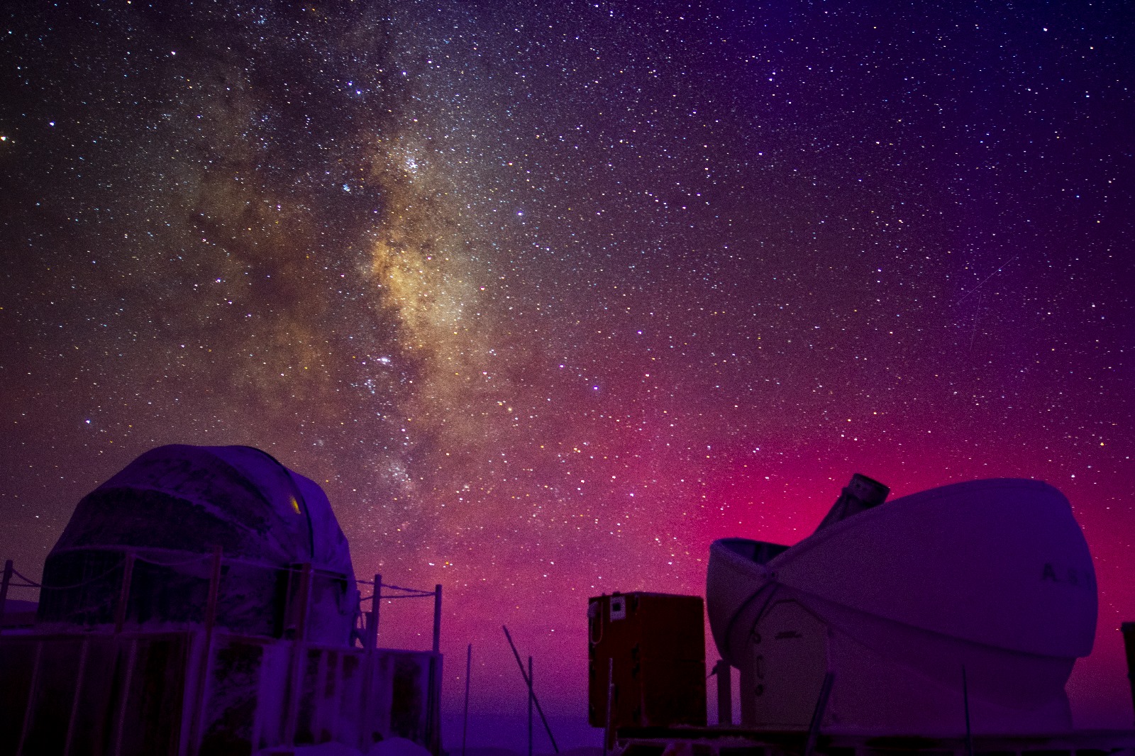 Les télescopes ITM (gauche) et ASTEP (droite) le 12 mai 2024. Photo réalisée par V. Deloupy. 